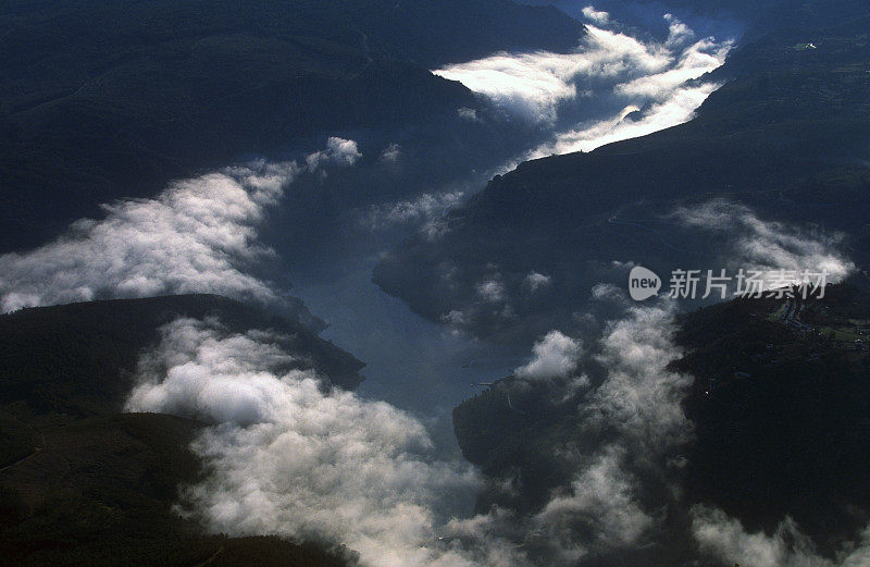 航拍的Sil河峡谷与雾在Ribeira Sacra加利西亚西班牙